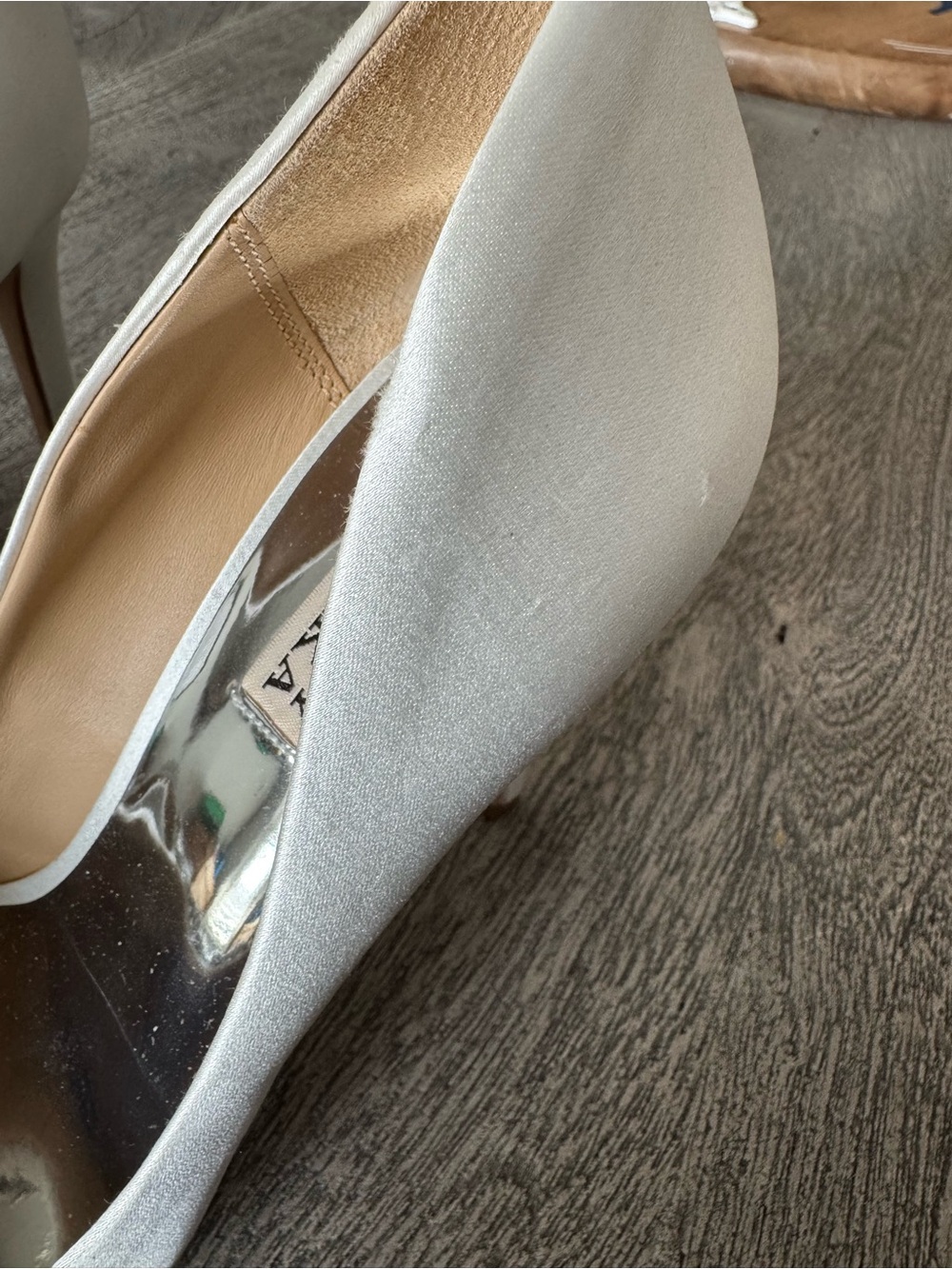 Badgley Mischka Ivory Satin Pointed Toe Heels with Crystal Buckle- no box - Picture 5 of 7